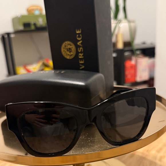 Versace Sunglasses with Black Frame and Gold Details - Picture 2 of 7